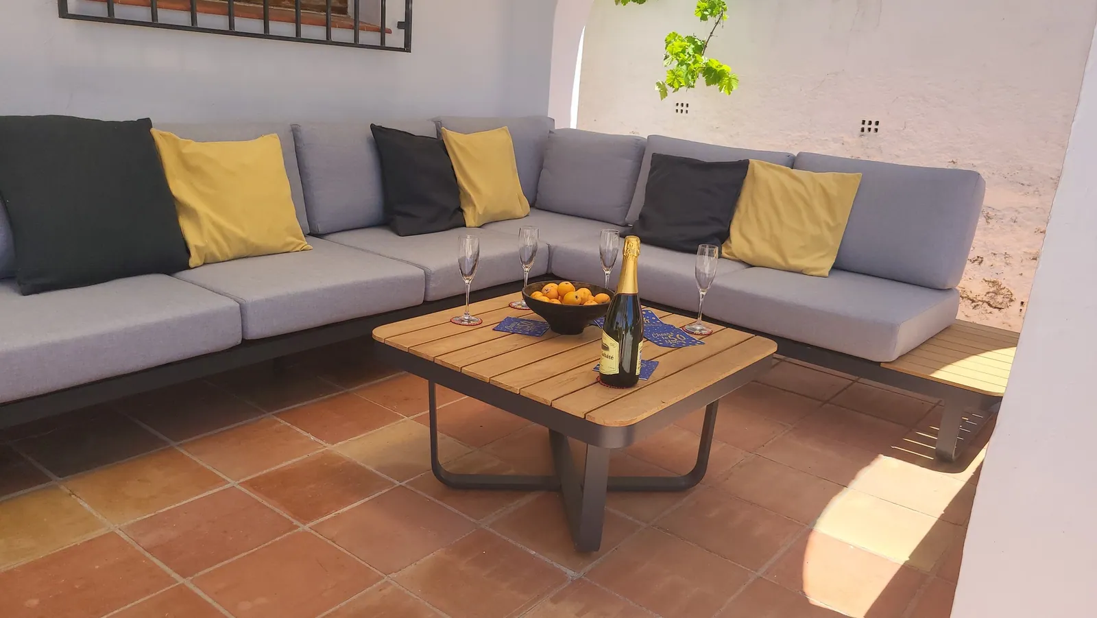 Casa Canto de Pajaros: shaded seating on the covered terrace