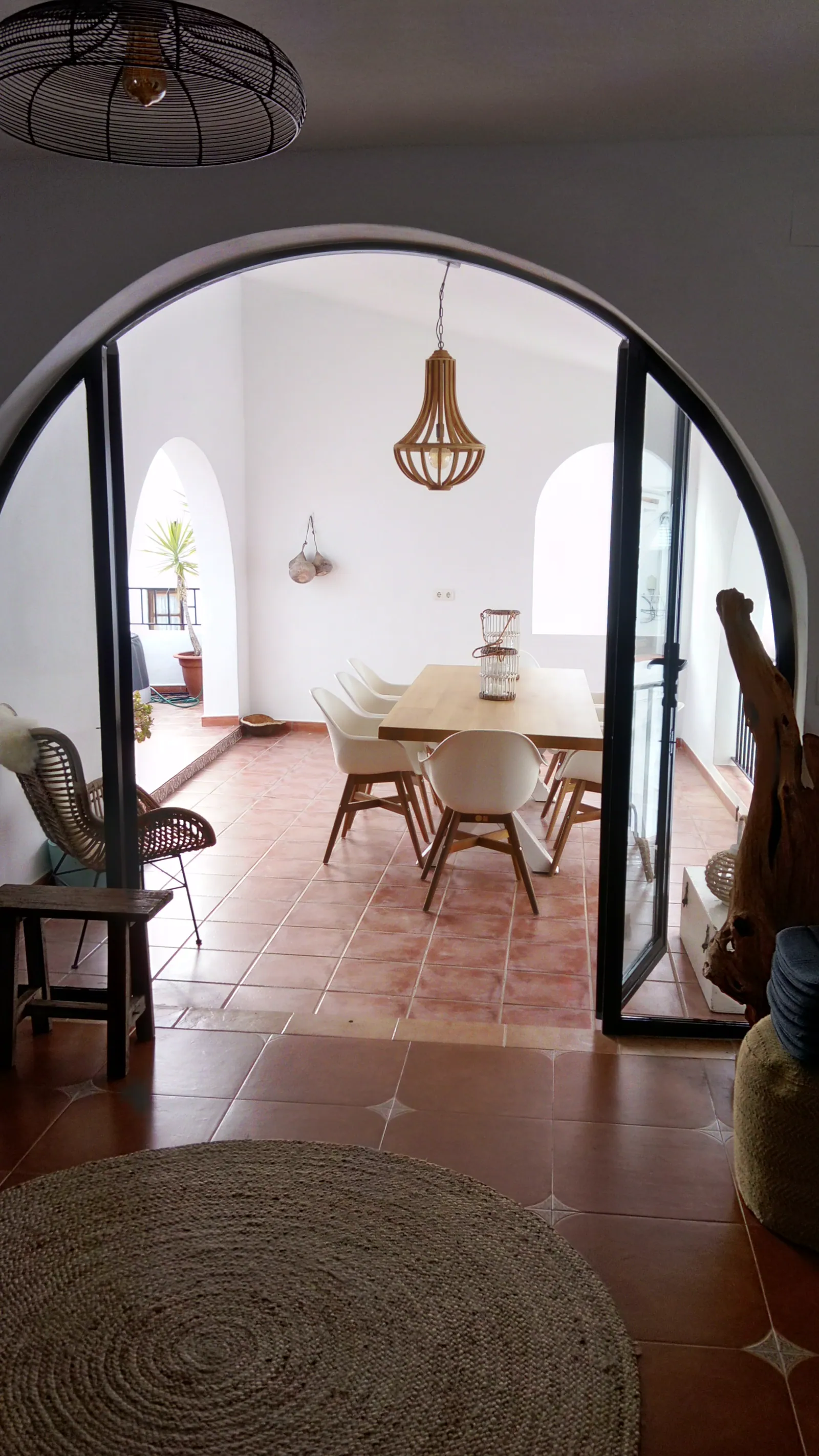 Casa 24: Arched doorway into the dining room