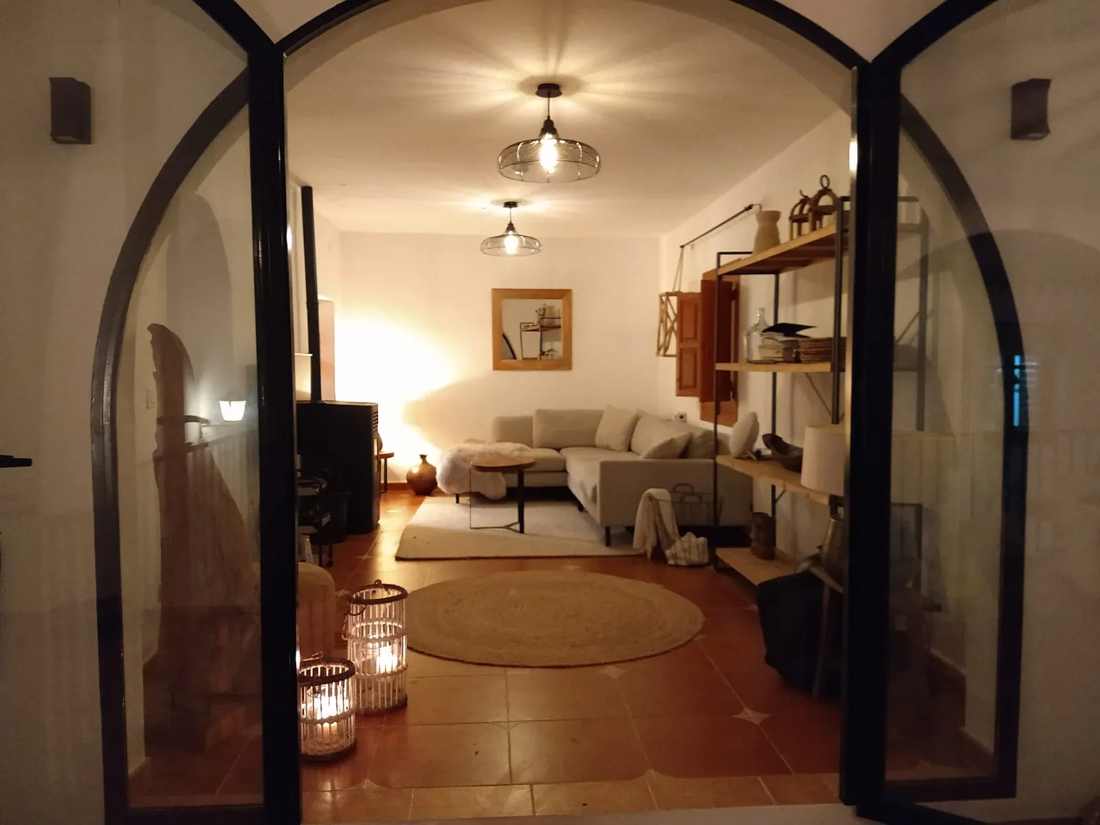Casa 24: Living room seen through the open arch